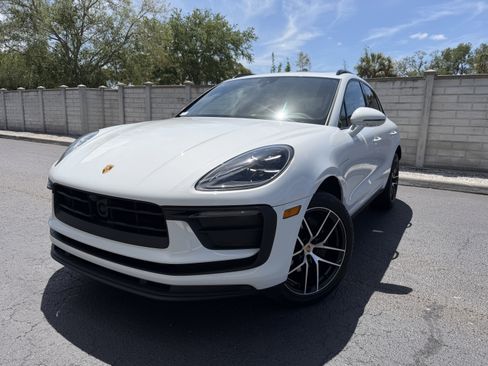 Certified 2025 Porsche Macan AWD/4WD image 1
