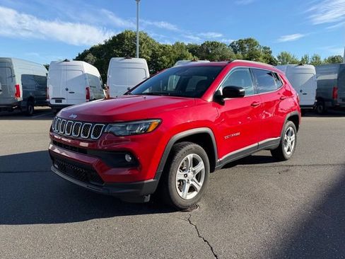 Used 2024 Jeep Compass Latitude AWD/4WD image 3