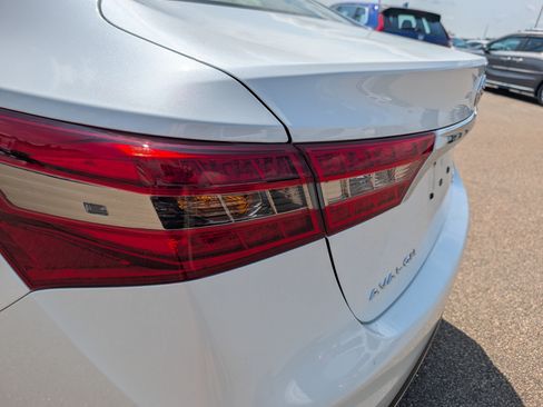 Used 2017 Toyota Avalon Limited FWD image 5