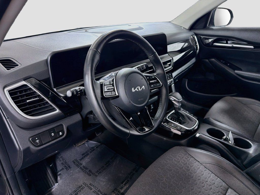Used 2025 Kia Seltos S AWD/4WD image 11