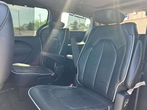 Used 2025 Chrysler Pacifica Limited FWD image 16