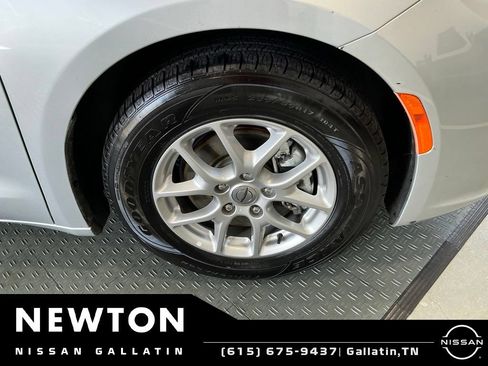 Used 2023 Chrysler Pacifica Touring-L FWD image 47