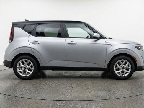 Used 2025 Kia Soul LX w/ LX Technology Package FWD image 11