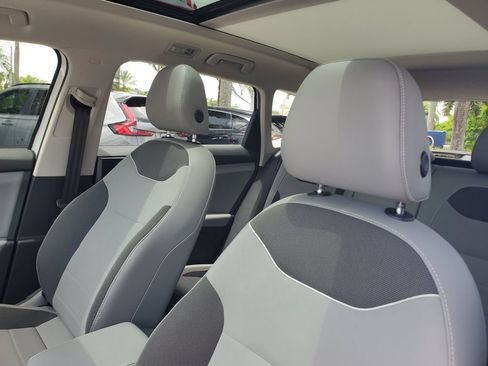 Used 2023 Volkswagen Taos SE w/ Panoramic Sunroof Package FWD image 15