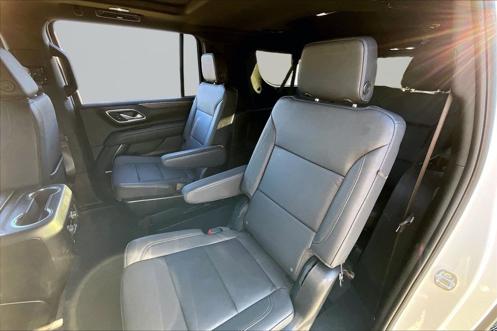 Used 2024 Chevrolet Suburban Z71 w/ Luxury Package AWD/4WD image 19