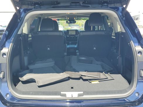 Used 2025 Toyota Highlander XLE FWD image 7