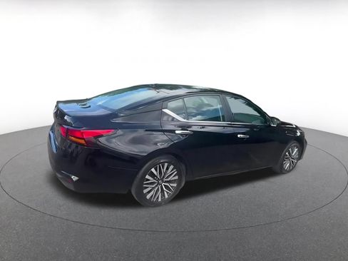 Used 2025 Nissan Altima 2.5 SV FWD image 14