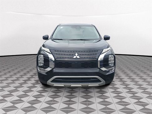 Used 2024 Mitsubishi Outlander SE image 2