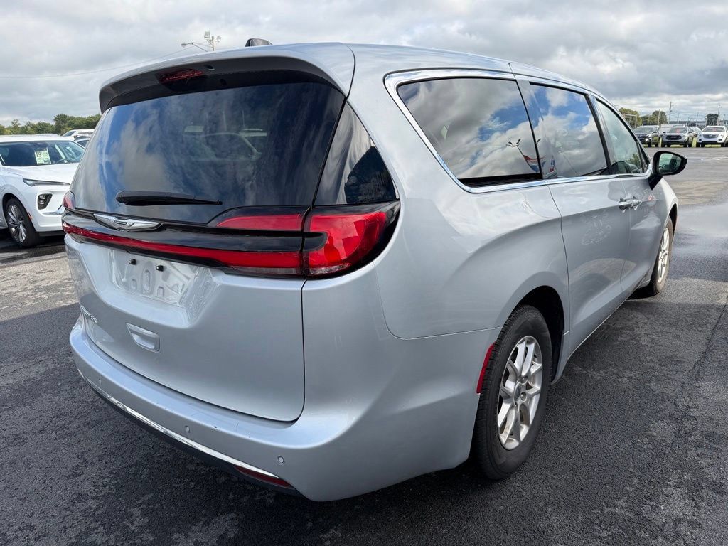 Used 2024 Chrysler Pacifica Touring-L FWD image 4