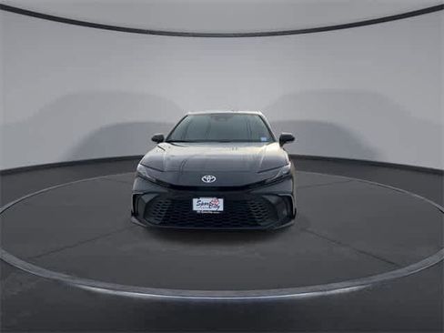 Used 2025 Toyota Camry SE image 3