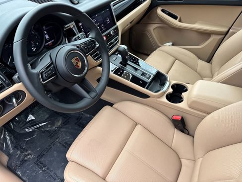 Certified 2025 Porsche Macan image 4