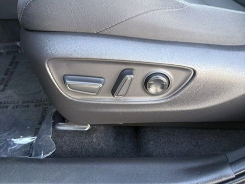 Certified 2022 Toyota Venza LE image 17