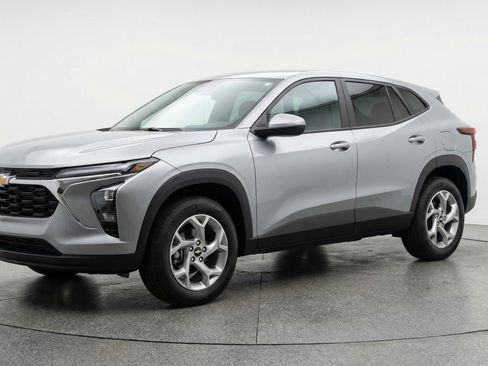 Used 2025 Chevrolet Trax LT image 3
