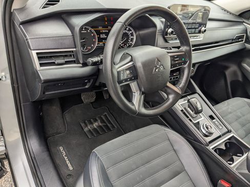 Used 2024 Mitsubishi Outlander SE image 15