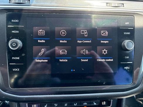Used 2018 Volkswagen Tiguan SE AWD/4WD image 21