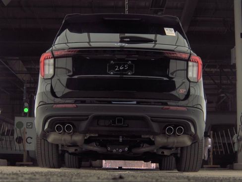 Used 2025 Ford Explorer ST image 9