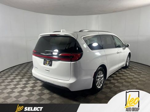 Used 2021 Chrysler Pacifica Touring-L FWD image 5