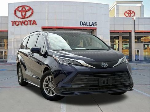 Used 2021 Toyota Sienna LE FWD image 1