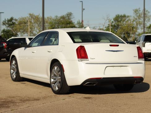 Used 2018 Chrysler 300 Touring w/ Chrome Appearance Package RWD image 5