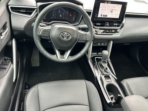 Used 2025 Toyota Corolla Cross XLE w/ Convenience Package FWD image 6