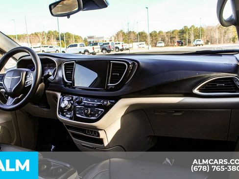 Used 2023 Chrysler Pacifica Touring-L image 27