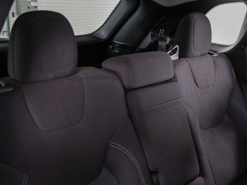 Used 2019 Jeep Cherokee Latitude w/ Popular Appearance Group image 27