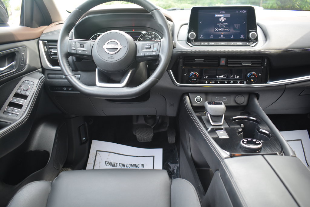 Used 2023 Nissan Rogue SL AWD/4WD image 3