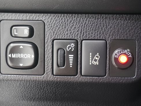 Used 2018 Toyota RAV4 LE FWD image 20