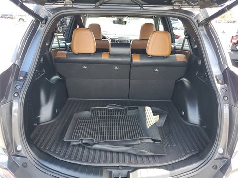 Used 2017 Toyota RAV4 SE image 6