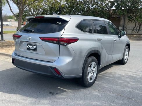 Used 2023 Toyota Highlander LE FWD image 8