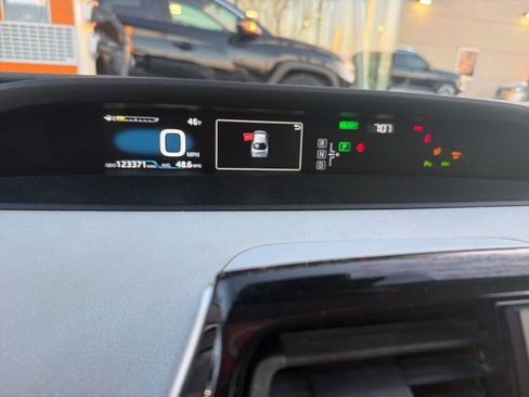 Used 2017 Toyota Prius Four image 6