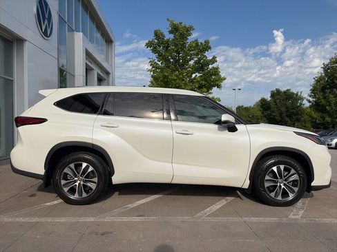 Used 2020 Toyota Highlander XLE AWD/4WD image 9