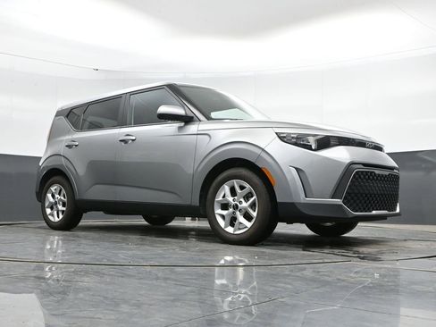 Used 2025 Kia Soul LX w/ LX Technology Package FWD image 42
