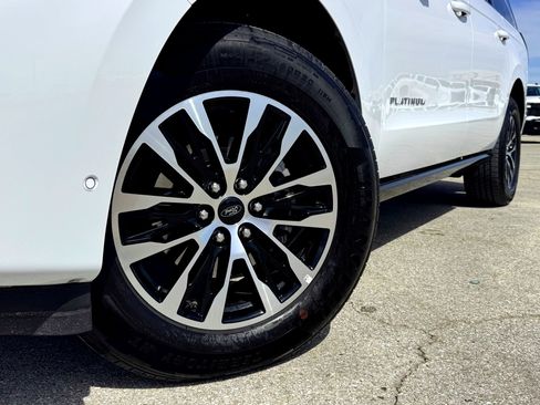 Used 2025 Ford Expedition Platinum AWD/4WD image 2