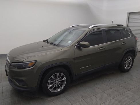 Used 2019 Jeep Cherokee Latitude Plus w/ Comfort/Convenience Group FWD image 2