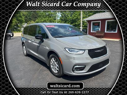Used 2025 Chrysler Pacifica Select