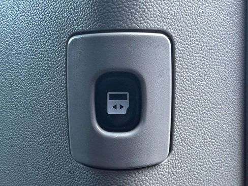 Used 2014 Chrysler Town & Country Touring FWD image 25