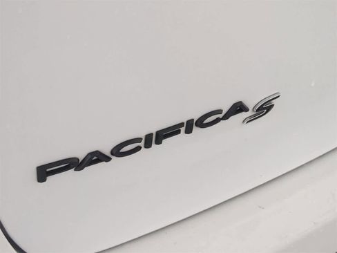 Used 2023 Chrysler Pacifica Touring-L w/ S Appearance Package image 11
