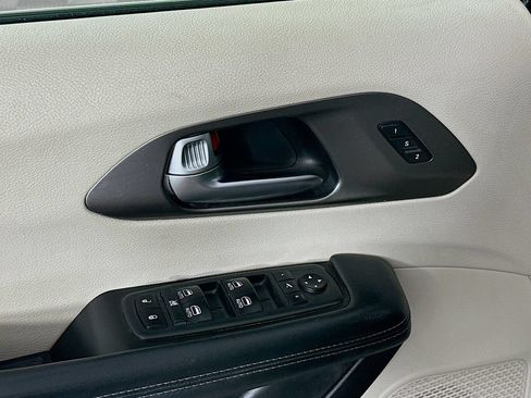 Used 2019 Chrysler Pacifica Limited FWD image 24