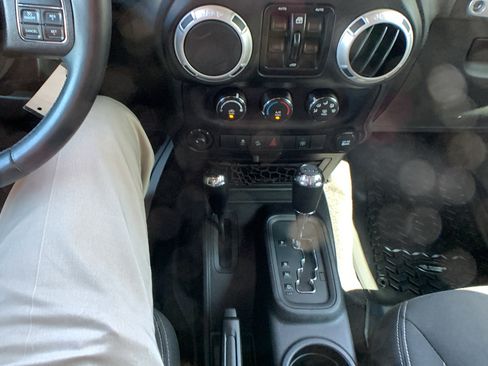 Used 2015 Jeep Wrangler Unlimited Sahara w/ Connectivity Group AWD/4WD image 15