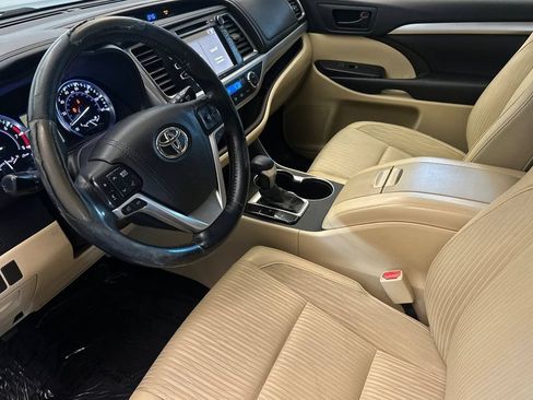 Used 2016 Toyota Highlander Plus FWD image 10