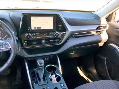 Used 2024 Toyota Highlander LE image 7