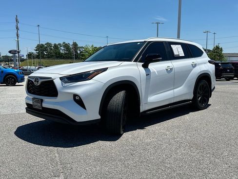 Used 2025 Toyota Highlander XLE AWD/4WD image 2