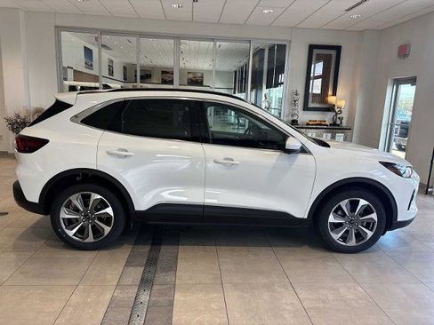 Certified 2024 Ford Escape Platinum AWD/4WD image 2