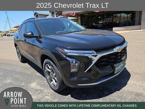 Used 2025 Chevrolet Trax LT FWD image 2