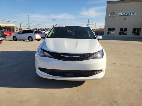 Used 2023 Chrysler Voyager LX image 2