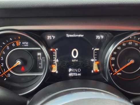 Used 2018 Jeep Wrangler Unlimited Sahara w/ Uconnect 4C Nav & Sound Group AWD/4WD image 12