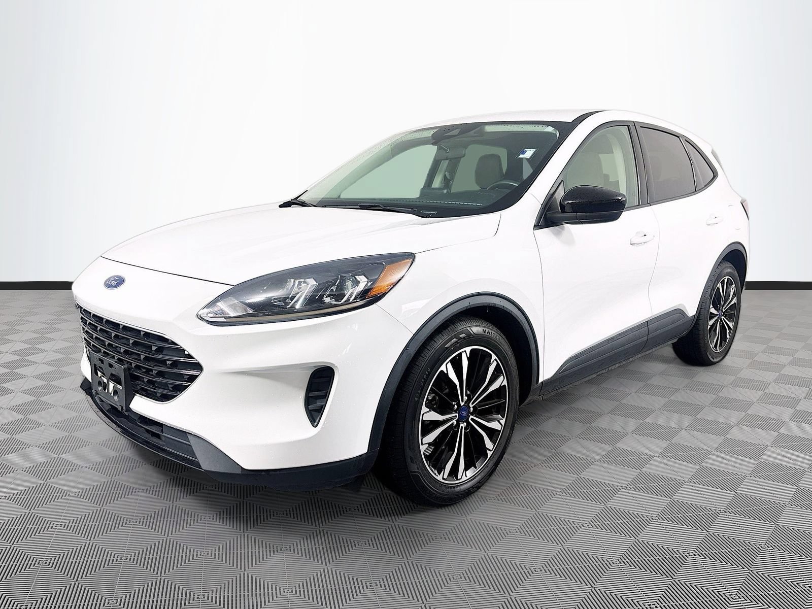 Used 2022 Ford Escape SE w/ SE Sport Appearance Package FWD image 3