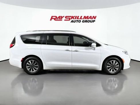 Used 2021 Chrysler Pacifica Touring-L FWD image 8