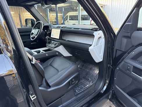 Used 2025 Land Rover Defender 110 S image 30